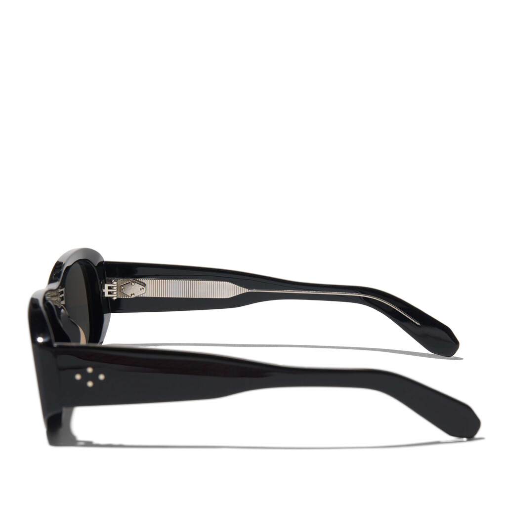 Design consulting for the devlopment of Emmanuelle Khahn&#8217;s first men collection, 2025. 
Side branding (screws pattern), hinges construction and silhouette, flats pattern, nose pads engraving, end tips shapes, material recos. - © Axel Pelletanche